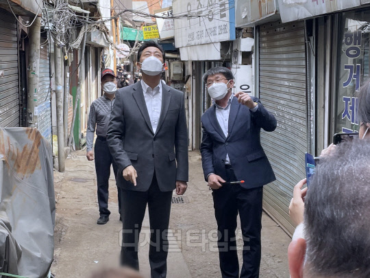 오세훈 서울시장이 21일 서울 중구 세운재정비촉진지구 세운5구역 현장을 둘러보고 있다.